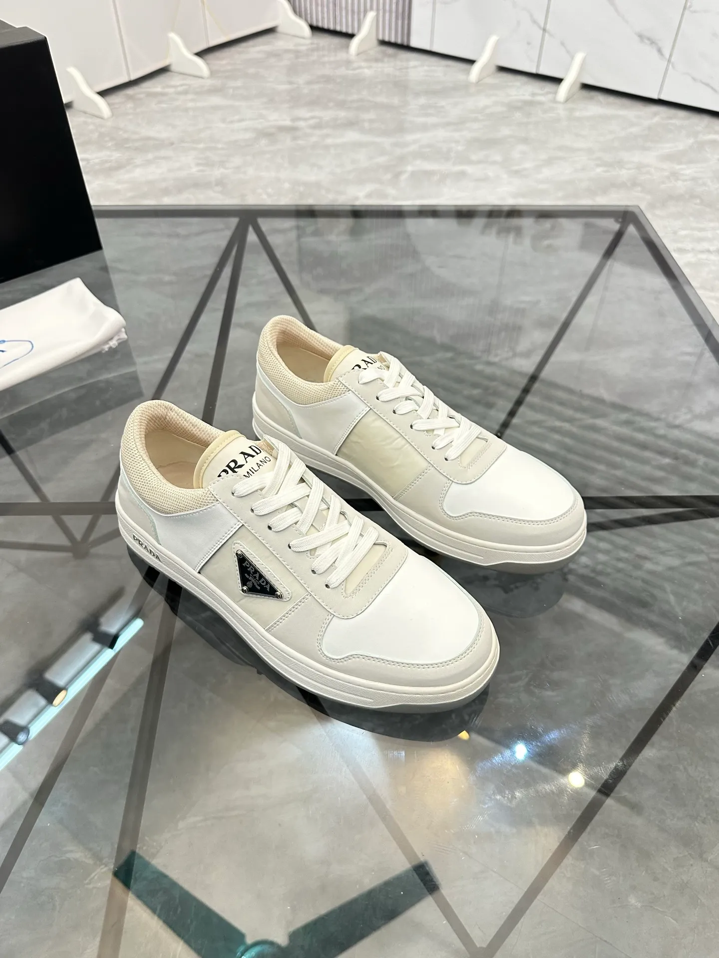 Men's shoes: 💰P420¥ Product trademark: Prada *"Prada*" low-top casual shoes Regular size: 38-44 (can be customized to 45) Product materials: imported cowhide upper with original fabric, breathable lining, original outsole. Number: 020